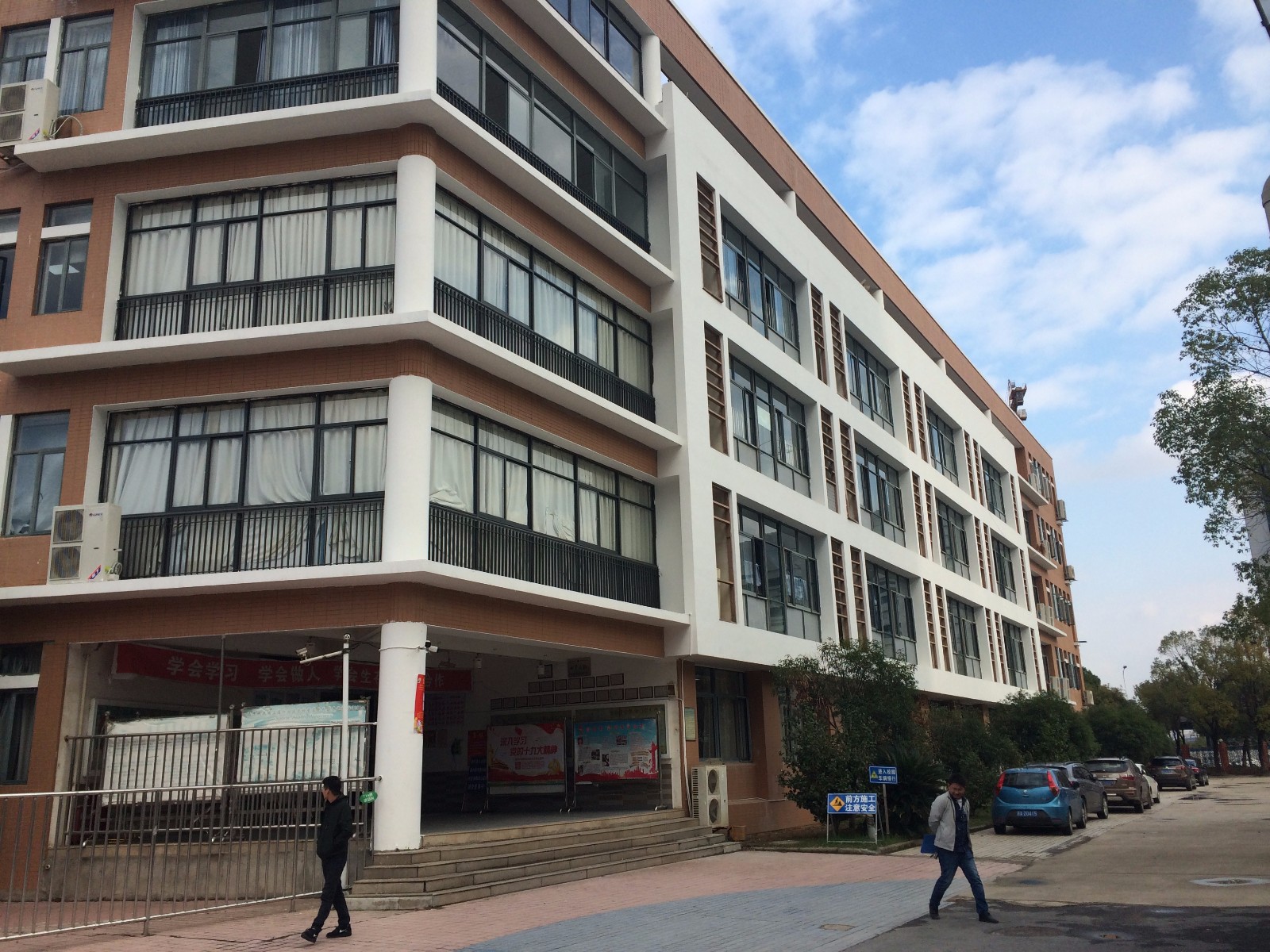 上海外国语学校维修改造工程移交照片4.jpg 上海外国语学校维修改造工程移交照片4.jpg