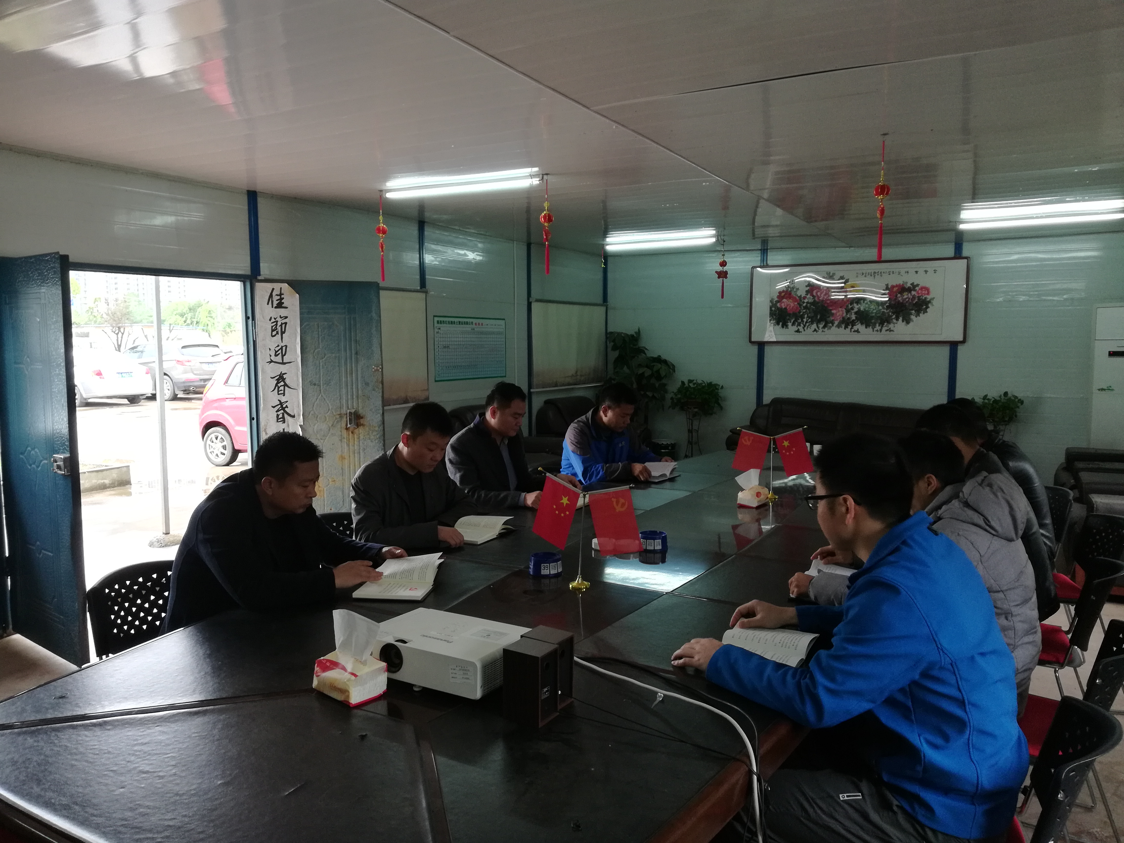 余土公司开展“两学一做”微党课活动.jpg 余土公司开展“两学一做”微党课活动.jpg